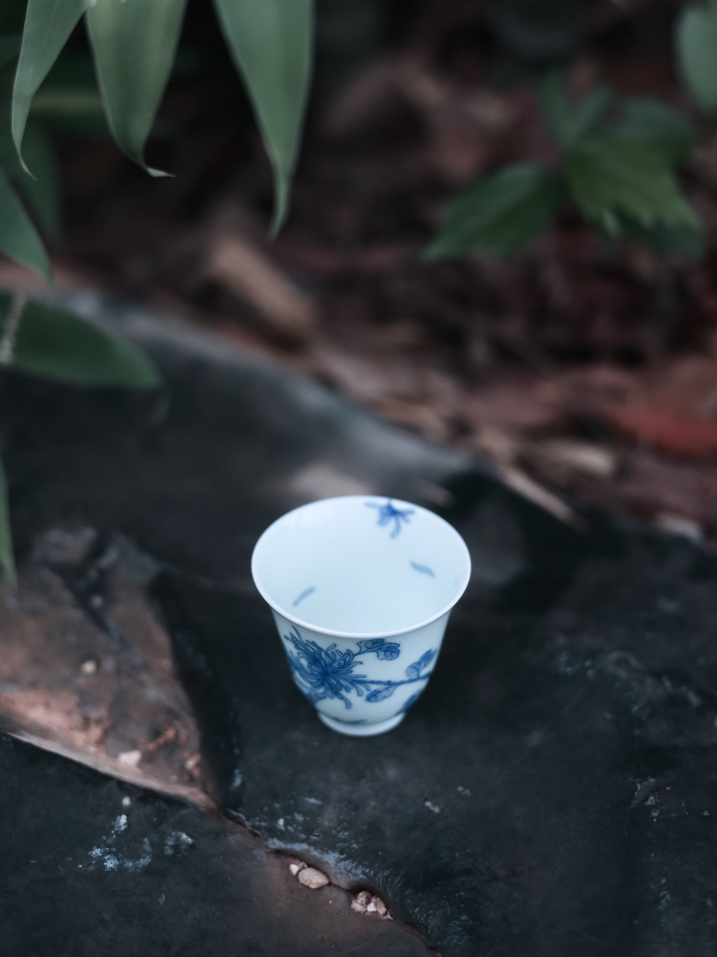 Oriday Premium Hand-Painted Scent Cup Blue-and-White Chrysanthemum Porcelain Host Tea Cup Kung Fu Tea Tasting Cup