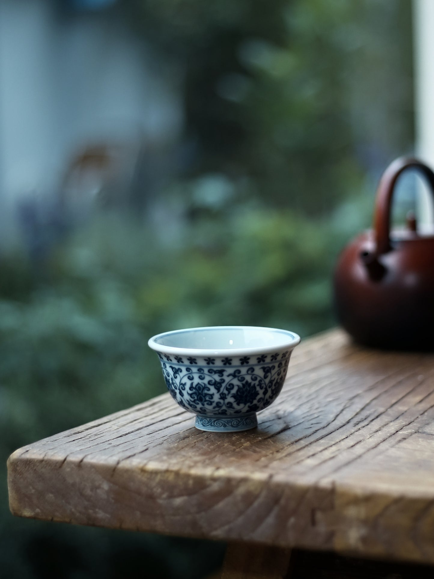 Oriday Yongle Blue and White Weighted Tea Cup Hand-painted Vintage Host Cup with Entwined Lotus Pattern Recommended Chinese Tea Set
