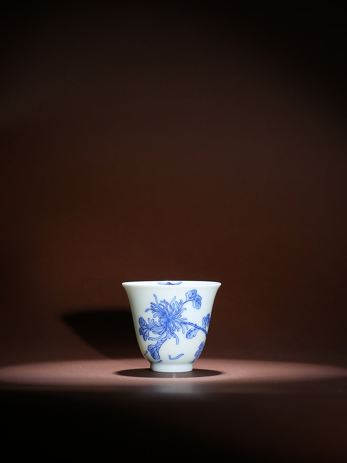 Oriday Premium Hand-Painted Scent Cup Blue-and-White Chrysanthemum Porcelain Host Tea Cup Kung Fu Tea Tasting Cup
