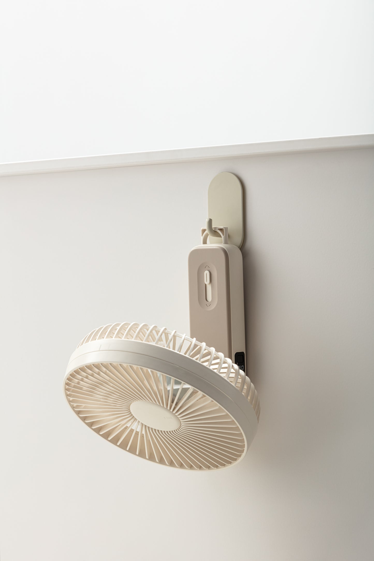 Oriday多功能手持風扇可折疊案頭風扇4檔風速調節靜音3600mAh長續航Type-C快充手持壁掛案頭三用316g輕巧防夾手