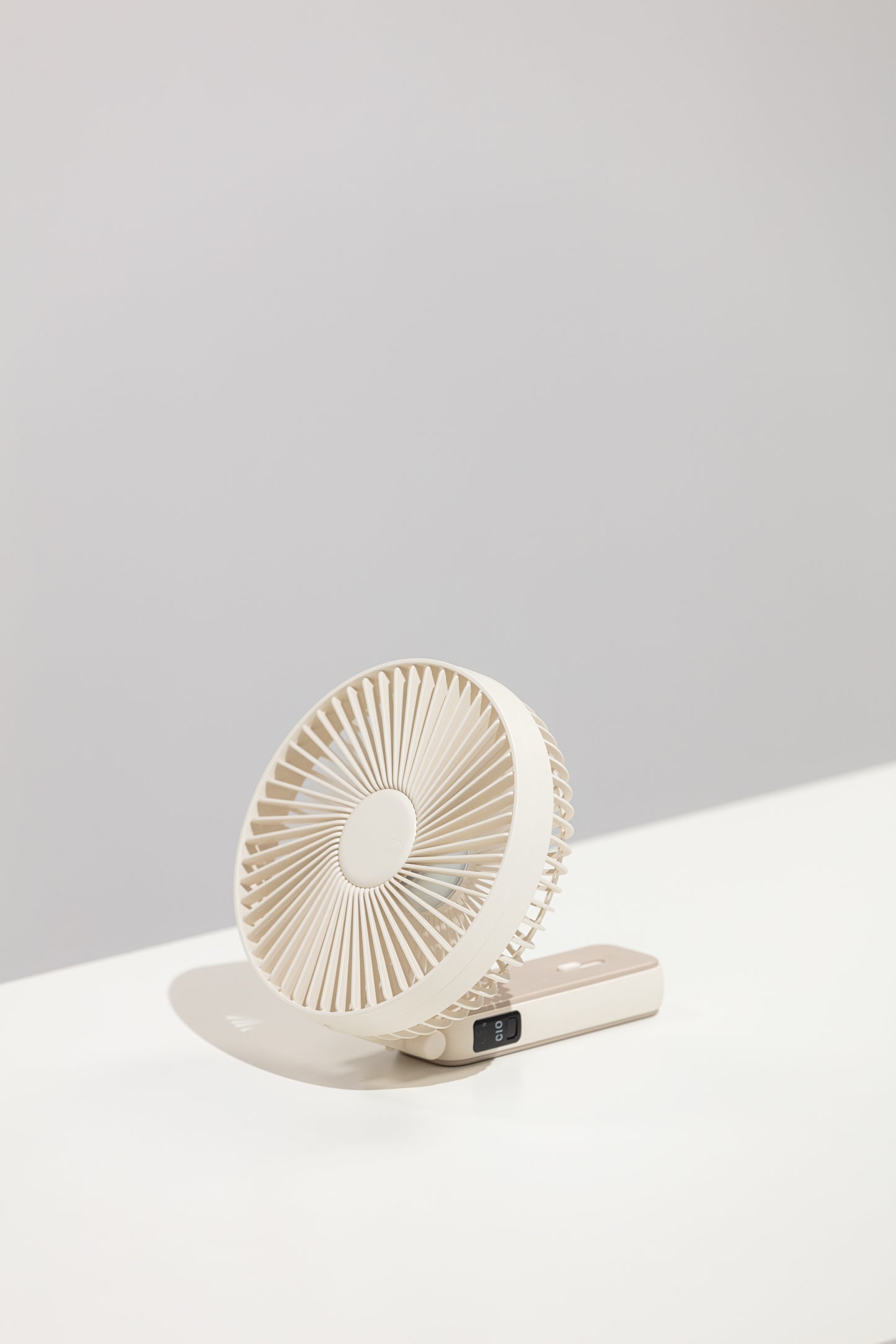 Oriday多功能手持風扇可折疊案頭風扇4檔風速調節靜音3600mAh長續航Type-C快充手持壁掛案頭三用316g輕巧防夾手