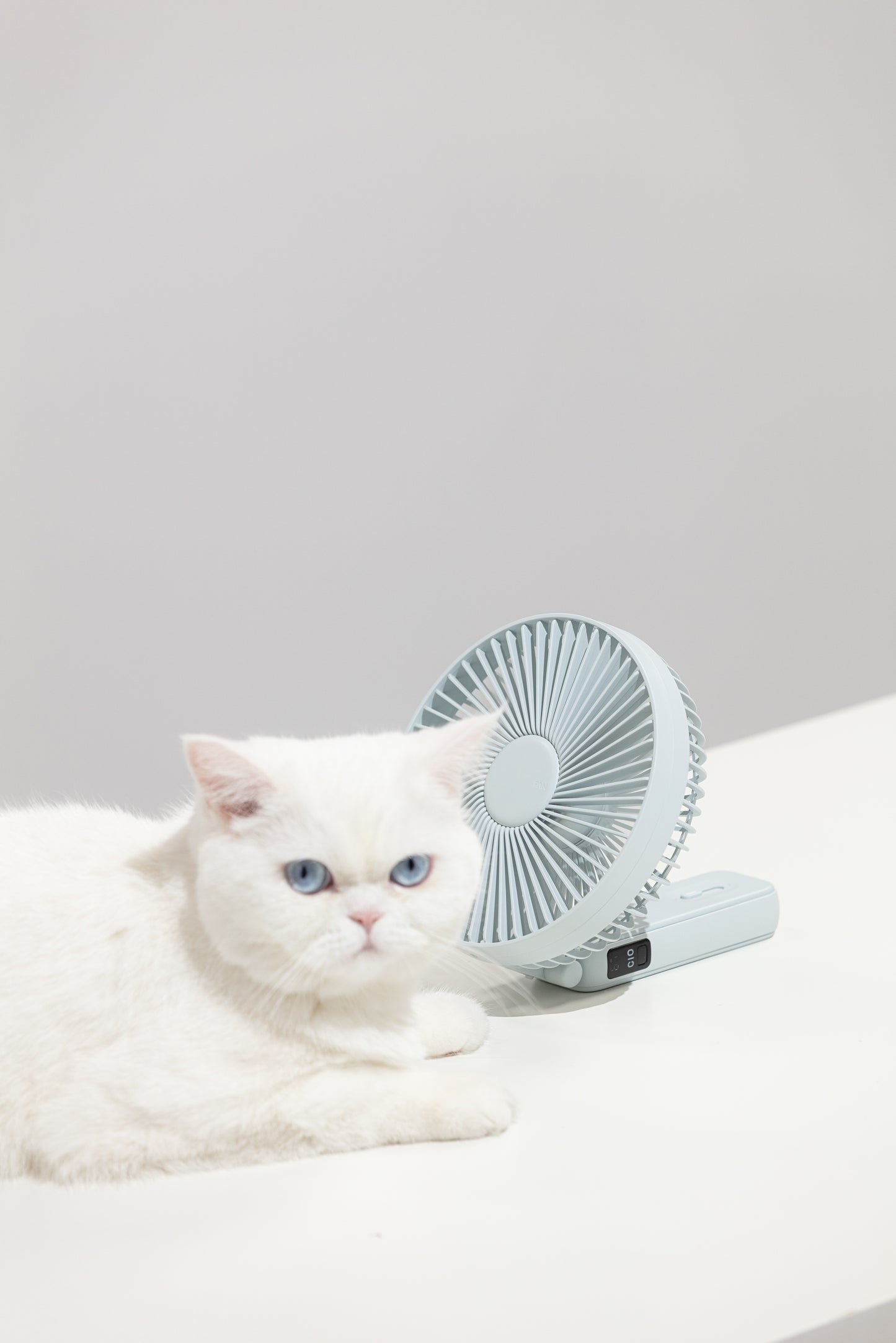 Oriday多功能手持風扇可折疊案頭風扇4檔風速調節靜音3600mAh長續航Type-C快充手持壁掛案頭三用316g輕巧防夾手