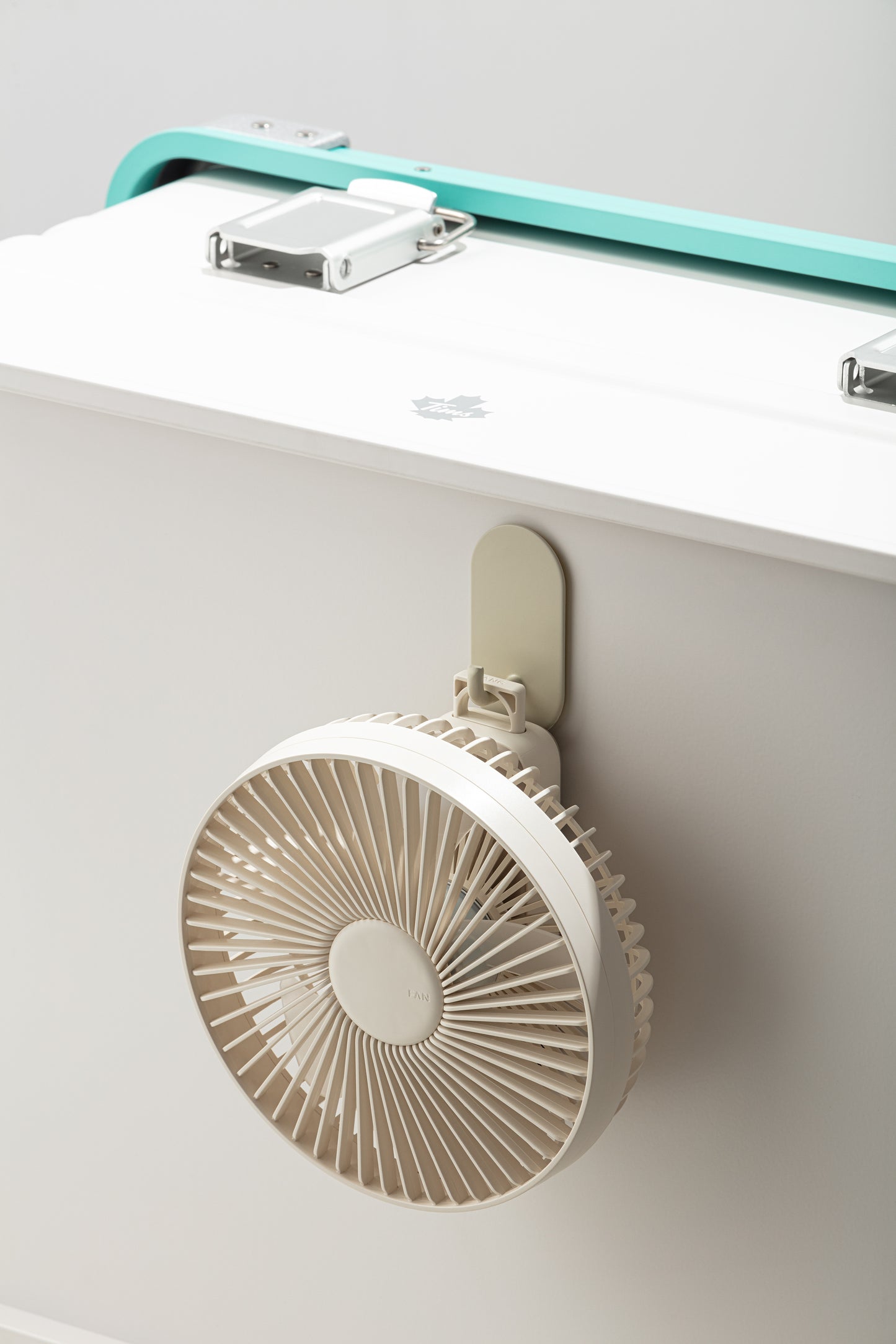 Oriday多功能手持風扇可折疊案頭風扇4檔風速調節靜音3600mAh長續航Type-C快充手持壁掛案頭三用316g輕巧防夾手